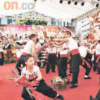 舞醉龍是武術與藝術結合的表演。