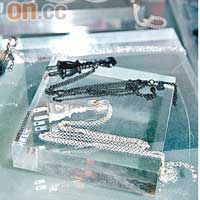 店內亦有飾物提供，像這款插頭頸鏈。原價$259、特價$130至$181