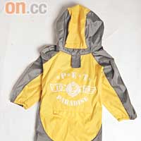 黃灰色雨衣具反光作用，於雨夜漫步亦不怕走失。$148（d）