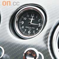 中控台的時鐘用上Breitling出品，豪氣逼人。
