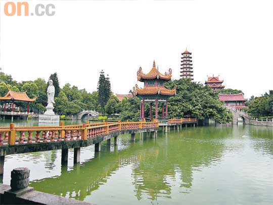 踏入西禪寺，小橋綠水、重樓飛簷的建築已出現眼前。