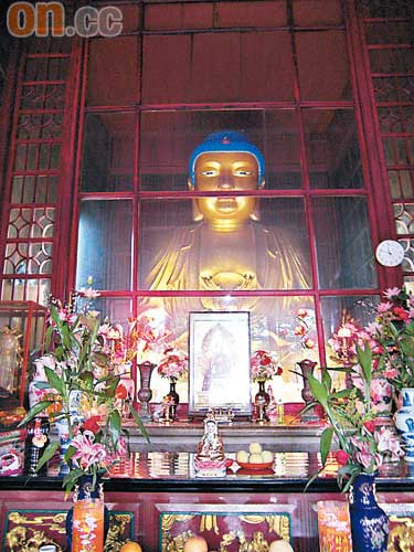 鐵佛殿內的阿彌陀佛像，已有千年歷史。