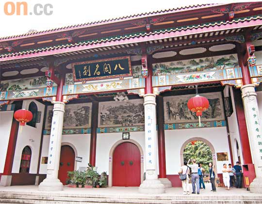 始建於唐朝的西禪寺，單看門口已感受到其華麗氣派。