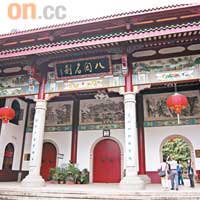 始建於唐朝的西禪寺，單看門口已感受到其華麗氣派。