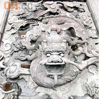 石階上的龍雕手工精緻，媲美宮殿。
