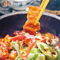 韓風豬腩石頭鍋 $80 <br>鮮五花腩配上家傳秘方烹煮，與自家製的酸蘿蔔同食，可說是絕配，內裏還加入了韓國年糕，索汁後惹味香辣。