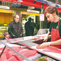 三文魚是芬蘭菜常見食材，市場內處處魚蹤。