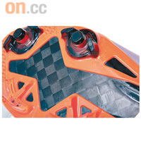 Superfly Ⅱ的鞋頭就沿用具伸縮能力的高科技球釘。