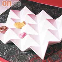 設計獨特嘅金字塔果盤，利用優質白瓷以1,300℃高溫燒製而成。$328