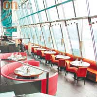 位於頂樓的aqua，整列透明玻璃窗將醉人景色引進餐廳，讓大家同時欣賞美食及美景。