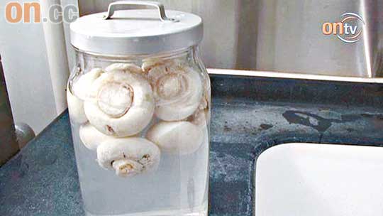 以清水浸着蘑菇，可保存一段長時間。
