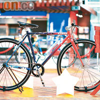 Stars Bike（T100 Monza）<br>以意大利F1賽道命名，搭配適合城市行走的直條Handle Bar和700C大直徑輪圈，花紋設計取材自Spiral星座館。