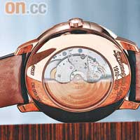透明錶底設計，機芯擺陀刻有品牌百年紀念標誌，錶底刻有限量編號。