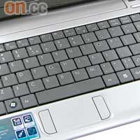 鍵盤字粒夠大，打字舒適，但左右兩邊分開的TouchPad按鍵設計，就需時適應。