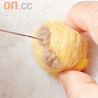Step 3.<br>雞翼放响身體兩旁，先沿邊界開始拮向身體，就會牢固地黐住。繼而將兩撮啡色羊毛放响身體底部，一邊把羊毛拮向身體，一邊將之捲成半圓形做成雙腳，再用相同方法把嘴部同雞冠拮好。