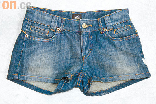 D&G深藍色牛仔布料熱褲 $2,400（b）