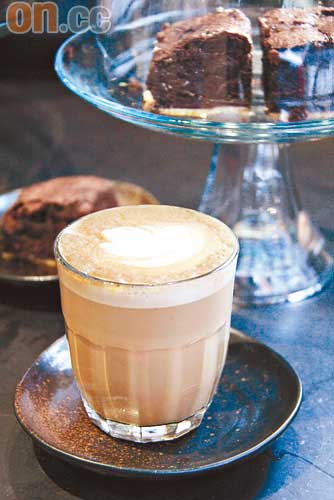 Latte $36/Regular、$42/Tall<br>小店由澳洲的有機咖啡烘焙店入口咖啡豆，更會每星期挑選來自不同國家的混合口味，讓大家每次到來都品嘗到驚喜。