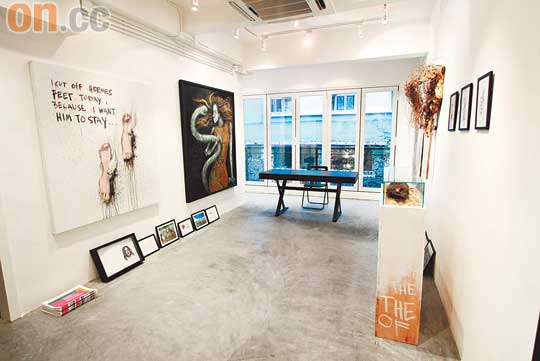 上層設當代藝術畫廊，定期展出世界各地藝術家的傑作。