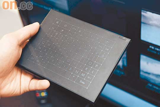別以為手中拎住的是一排朱古力，這塊RevoPad觸控面板有齊鍵盤和選台遙控功能。