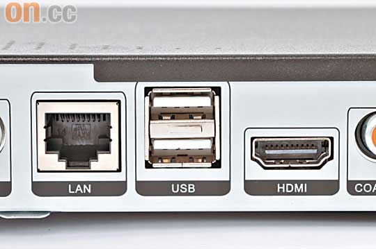 可透過USB插槽作Firmware升級，或將節目錄影到USB手指和外置硬碟上，同時亦備有HDMI和LAN連接。