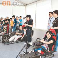 電腦賽車遊戲區，經常聚集一班車迷爭住玩。