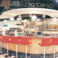 Estudio Iberico採Tapas Bar設計，十多個吧枱位圍着開放式廚房及酒吧，氣氛輕鬆。