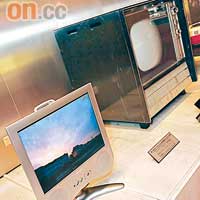 前方的LC-20係首款推出的AQUOS TV，對比後方於1960年生產的首部20吋彩電CV-2101，科技果然一日千里。