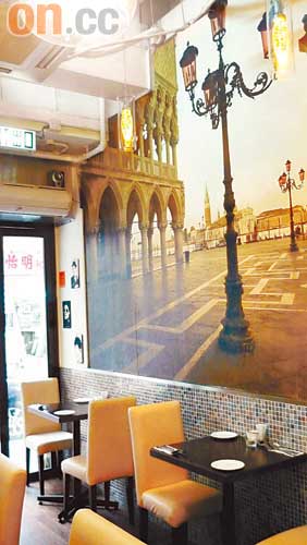 餐廳只得約20個座位，但就利用大型歐洲街景牆紙營造開揚感覺。