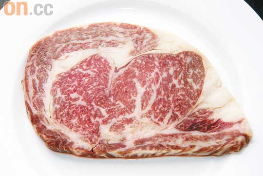 日本A5和牛<br>脂肪：含量豐富<br>味道：滿口牛脂<br>質感：入口即溶<br>煮法：煎封兩面後焗分半鐘