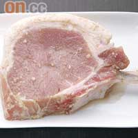 加拿大草飼有骨豬扒<br>脂肪：分布在肉扒外圍<br>味道：豬味甘香<br>質感：爽口彈牙<br>煮法：煎香四周脂肪後焗5分鐘