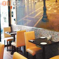 餐廳只得約20個座位，但就利用大型歐洲街景牆紙營造開揚感覺。