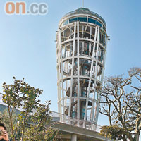 高約60米的江之島展望燈塔，就在Samuel Cocking Garden內。