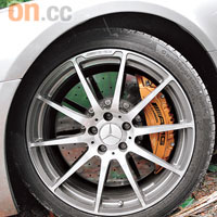 原廠已用上20"輪圈，輪胎尺碼為前265/35 R20、後295/30 R20。