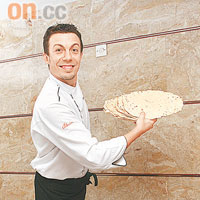 煮　理　人：Chef Michele Camolei（Osteria）撒丁島特產：Carasau Bread、羊奶芝士、小龍蝦及乾魚子等。
