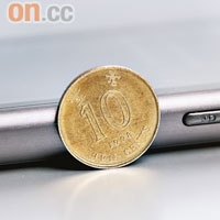 Super AMOLED面板可以造得更薄，因此機身厚度只有10.9mm，好多直身機都自愧不如。