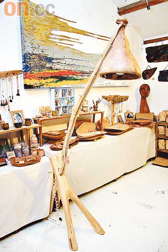店內集合了百多位藝術家的原創工藝品。