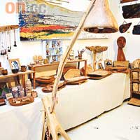 店內集合了百多位藝術家的原創工藝品。