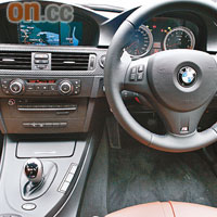 車廂設備相當豐富，包括BMW Professional CD音響主機連硬碟（對應DVD和MP3）、USB音源插槽，以及Harman/Kardon立體聲音響系統。