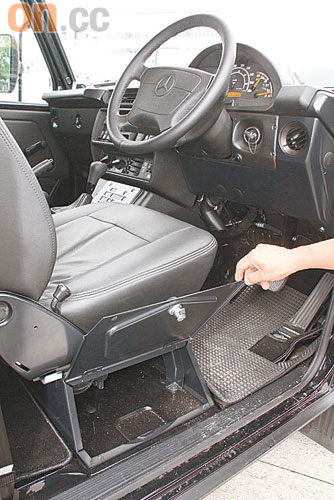 前排底下的鋼板內置儲物格，善用車內每吋空間。