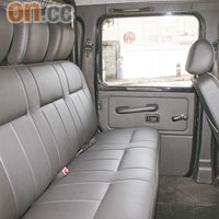 後排椅背接近90°直角，舒適度難與房車相比，勝在真皮用料夠講究。