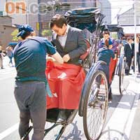 怨偶會各乘人力車，到達離婚儀式會場。