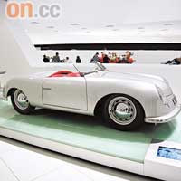 保時捷的創廠代表作Porsche 356 Roadster，極速達135km/h。