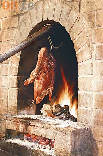 滿堂彩的烤鴨用紅磚爐、蘋果木來燒製，皮脆肉香。