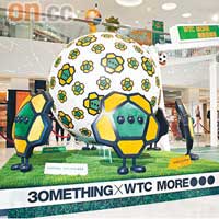 Jan替商場設計的場景，由多個Mr. Panel築起人牆，圍繞滿布Monogram圖案的巨型足球。