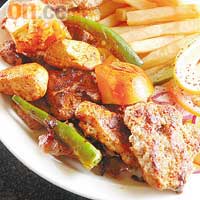 Mr. Kebab Special $100<br>烤肉雜錦拼盤內有羊肉、雞翼、辣肉丸等，以香草烤製，香濃多汁，另可配特色醬汁蘸食，配上炸薯條及沙律菜，兩仔爺食都夠飽。