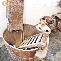 村民以前在屋前曬禾，這個大木桶以竹藤圍邊，打穀時可防止稻米被風吹走。