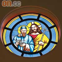 窗花上是耶穌與聖福若瑟神父畫像，設計富現代感。