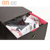 除有黑盒Boxset，更用透明密封膠袋取代傳統的鞋紙，夠隆重！