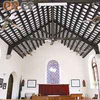 教堂內裝飾簡潔，採英國錘式屋架設計。