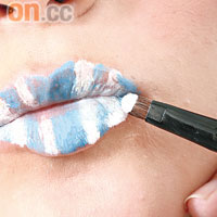 Step 3以濕水唇掃沾上白及粉藍色眼影塗在唇上，又或者以顏料代替。